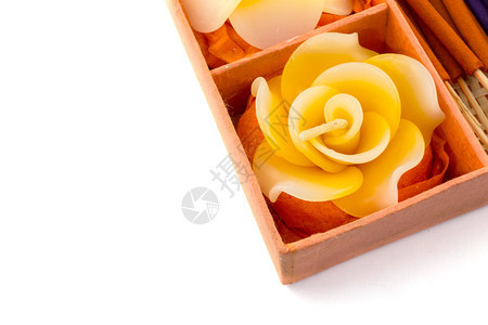 水疗套装玫瑰形状的蜡烛香烛放在白色背景上的橙色盒子里水疗套装玫瑰形状的蜡烛香烛在橙色的盒子上背景图片