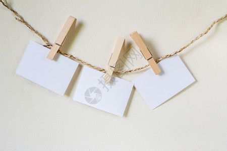 三个空白纸方格与一根字符串清洗线挂钩后面有木板栅栏三个空白纸方格w图片