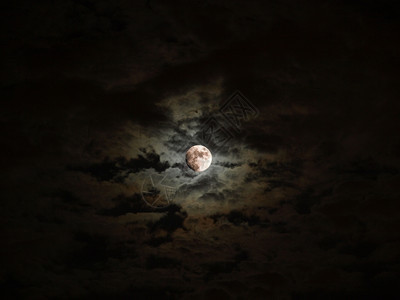 月亮黑暗的夜空满月云图片