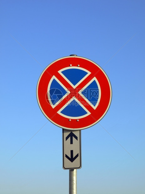 禁止停车标志禁止停车标志隔离在白色背景上蓝色天空背景上