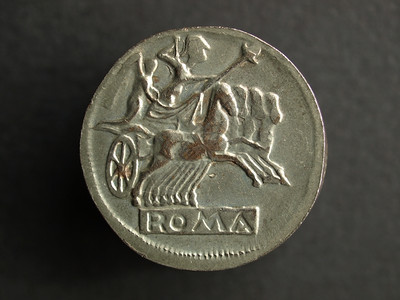 古罗马硬币在黑色背景上的比喻罗马硬币图片