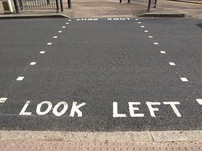 伦敦街上行人斑马十字路口左眼警告图片