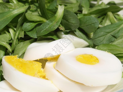 熟鸡蛋和生菜的近视图图片