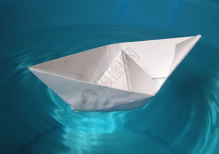 水中的纸船背景图片