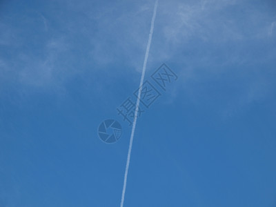 蓝蓝的天空中有飞机行驶的轨迹图片
