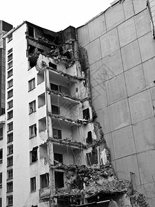 Blast爆炸和拆除后的房屋碎片图片