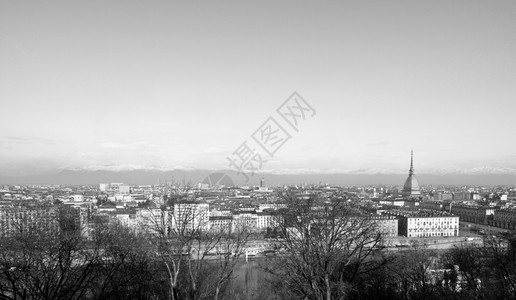 都灵市托里诺从山丘上看到的天线全景图片