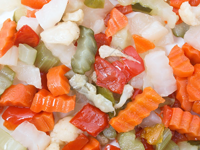 混合蔬菜俄罗斯沙拉中使用的混合蔬菜包括胡萝卜椰菜青花辣椒洋葱橄榄图片
