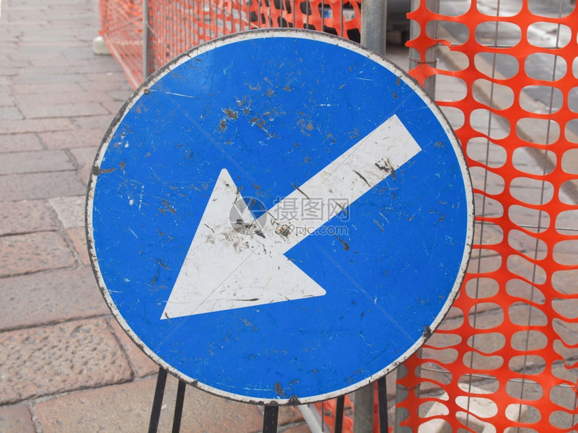 箭头标志显示街道路驾驶方向
