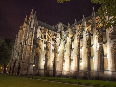 夜晚灯光映照下的威斯敏斯特修道院教堂图片