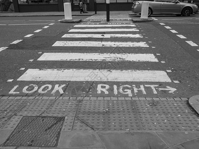 看右手牌伦敦街上右手牌图片