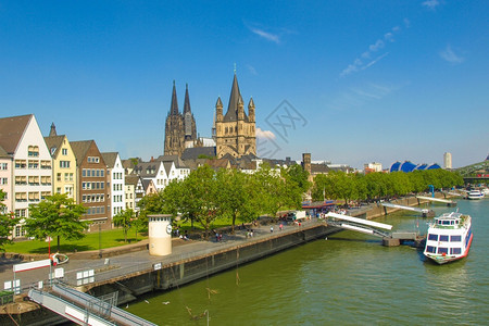 科伦德国全景包括哥特大教堂和莱茵河图片