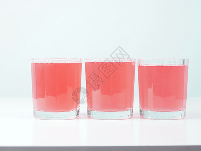 非洲大陆早餐桌上的粉红葡萄果汁杯图片