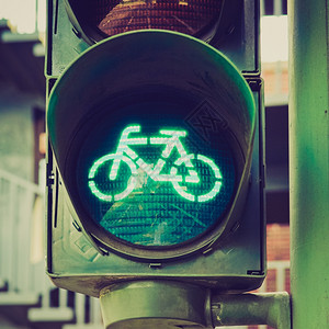 复古外观绿灯复古风格的绿色交通灯上的bycicle车道图片