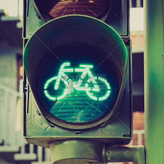 复古外观绿灯复古风格的绿色交通灯上的bycicle车道图片
