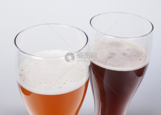 两杯德国黑白啤酒图片