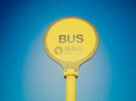 RetrolookBus停止蓝色天空背景上的黄色公交车站标志旧图片