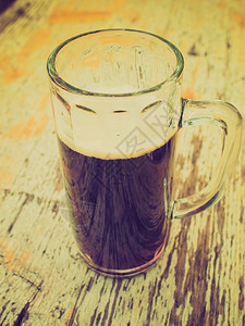 反光啤酒旧的一杯德国黑啤酒图片
