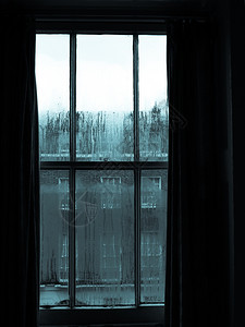 窗口雨天通过看到城市景象凉的西亚诺型图片