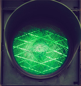 复古外观绿灯红绿灯或信号灯上复古的绿色灯背景图片