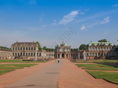 德累斯顿兹温杰德累斯登兹温纳德罗科宫由波皮尔曼于170年设计为橙色德累斯顿法院展厅由戈特弗里德森伯于1847年完成塞姆伯画廊也于图片