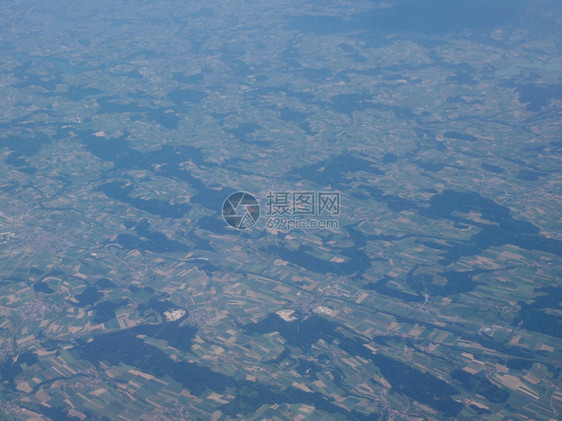 德国南部农村地区小城镇的空中观察图片