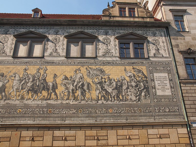 德国累斯顿王子的Fuerstenzug游行Fuerstenzug代表王子的游行187年在德国累斯顿漆画的萨克森统治者大型骑行游队背景图片