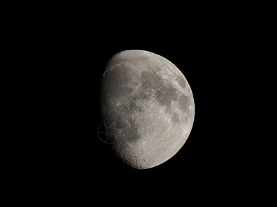 夜里在黑暗的天空上飘浮着蜡烛的月亮图片