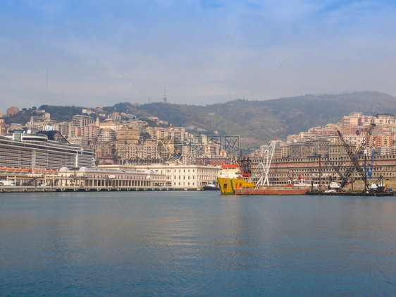 海中热那亚城的景象图片