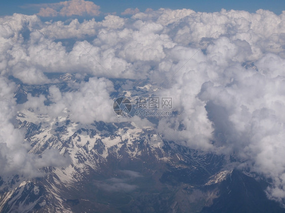 阿尔卑斯山云层阿尔卑斯山云层的空中观察图片