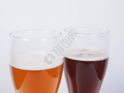两杯德国黑白啤酒图片