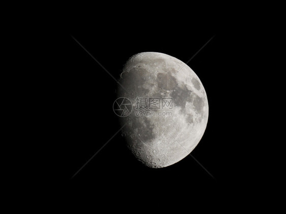 夜里在黑暗的天空上飘浮着蜡烛的月亮图片