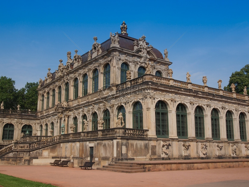 德累斯顿兹温杰德累斯登兹温纳德罗科宫由波皮尔曼于170年设计为橙色德累斯顿法院展厅由戈特弗里德森伯于1847年完成塞姆伯画廊也于图片