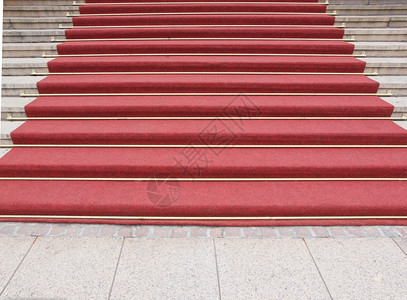 红地毯在楼梯上用来标志元首VIP和名人在仪式正场合或活动上走的路线图片
