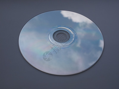 CD或DVD用于音乐数据视频录制的CD或DVD记录显示有云的蓝色天空图片