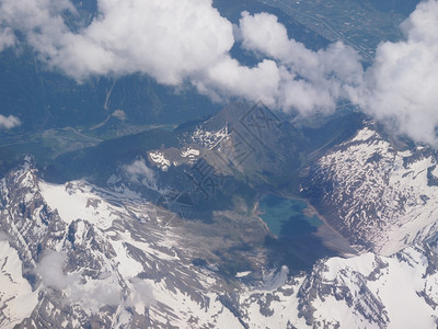 阿尔卑斯山脉冰川阿尔卑斯山脉冰川和湖泊的空中观察图片