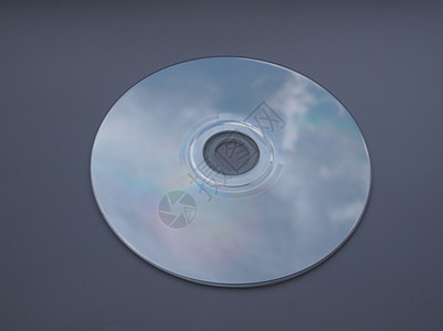 CD或DVD用于音乐数据视频录制的CD或DVD记录显示有云的蓝色天空图片