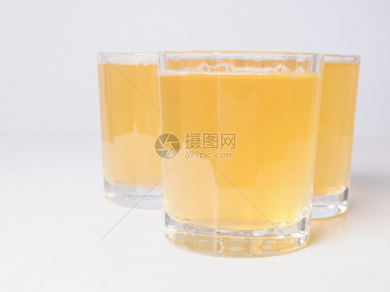 非洲大陆早餐桌上的菠萝汁玻璃杯图片