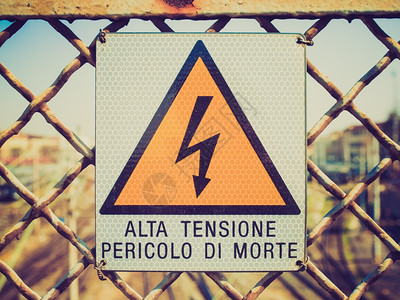 复古外观电击标志复古风格的触电危险标志意大利语图片