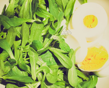 近视图熟鸡蛋和生菜背景图片