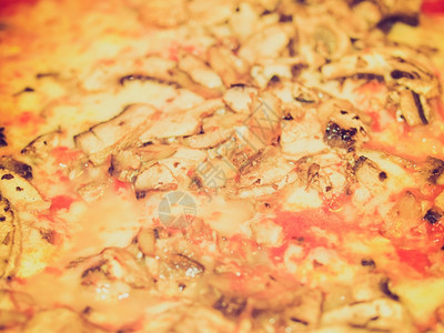 古老的意大利蘑菇披萨加上番茄和莫扎雷拉奶酪图片