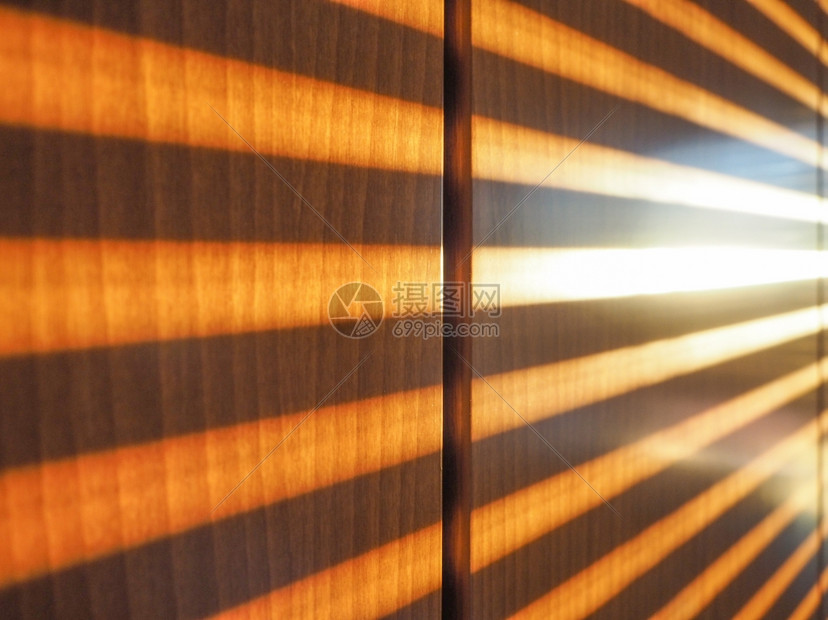 太阳光穿过窗门
