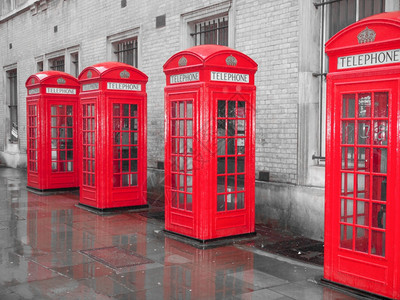 在伦敦的红电话箱上加饱和黑白底的红电话箱背景图片