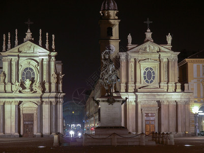 都灵托里诺的SanCarlo广场巴洛克建筑夜间图片