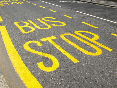RetrolookBus街道黄色油漆的公交车站牌图片