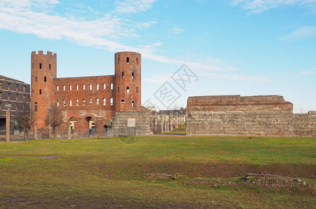 TorriPalatine都灵塔Porte古罗马城门和墙的废墟图片