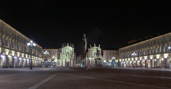 都灵托里诺的SanCarlo广场巴洛克建筑夜间图片