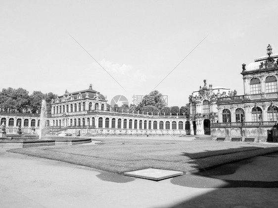 德累斯顿茨威格德累斯顿茨威格洛可可宫殿1710年由波佩尔曼设计作为德累斯顿宫廷的橘园和展览馆由戈特弗里德森佩尔完成1847年增加图片