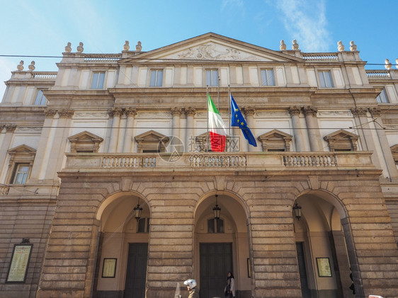 米兰斯卡拉剧院米兰意大利2015年3月28日世界著名歌剧院前的人们图片
