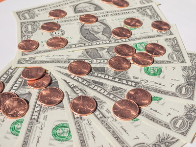 美元硬币和纸美国一分硬和美元现钞货币作为背景有用背景图片